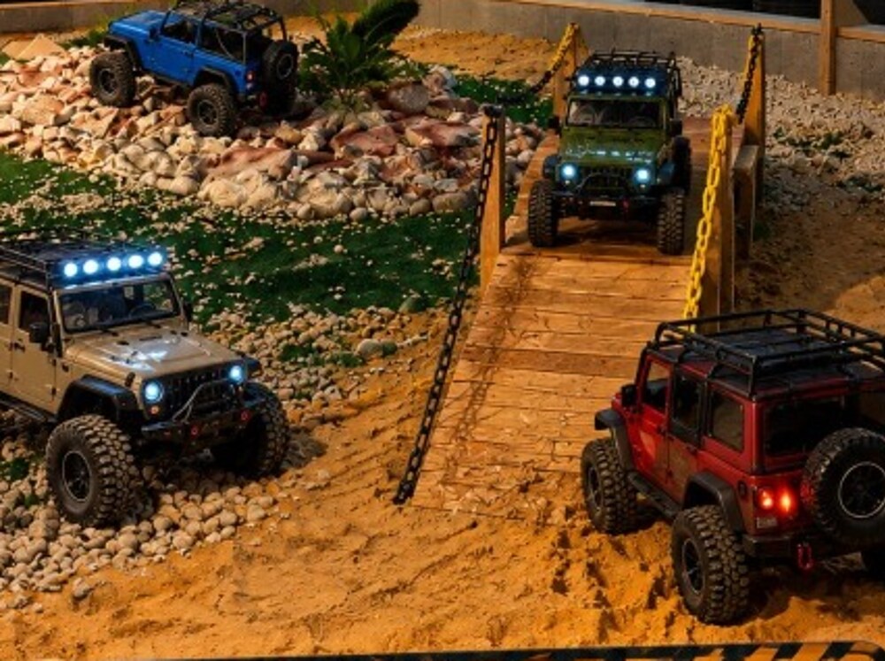 ג'יפים על שלט רחוק במסלול שטח עם סלעים, חול וגשר עץ